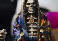 墨西哥民间圣徒邪教“La Santa Muerte”的一位领袖在圣坛上被杀害